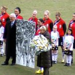 Volker Hildebrandt, Birgit Prinz erhält ihr Bild zum 200. Länderspiel gegen Nord-Korea am 17.2.2010 in Duisburg